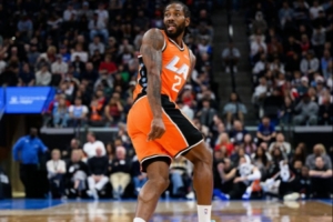 键盘侠|莱昂纳德像被绿了一样报复活塞！健康卡像接对线的机器人