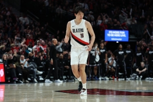 解说：杨瀚森今天是正常轮换的感觉 不是蹭几分钟 这是融入的表现