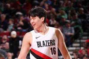 美媒体人：杨瀚森做好防守自然就有时间 不能一上场对方就起势