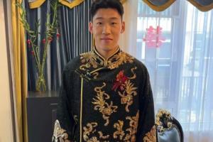 恭喜！25岁的朱辰杰今日大婚，身着中式大马褂