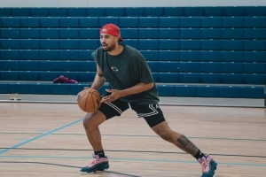 塔克：来欧洲最大的挑战是战术 和NBA完全不一样 得努力理解