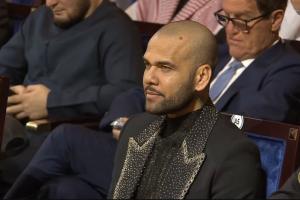 出狱后首度公开露面！42岁阿尔维斯出席环足奖颁奖礼，与C罗拥抱