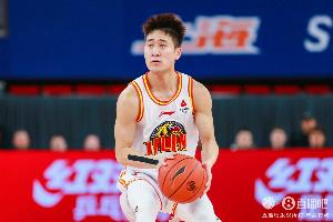 达成生涯900记三分！姜伟泽半场8中4拿到11分2板3助