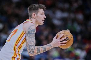 外线还行！克雷伊奇半场三分7中3拿到9分 正负值-5