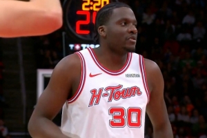 很兴奋！卡佩拉补篮打2+0率队再获20分优势 激情跳步庆祝