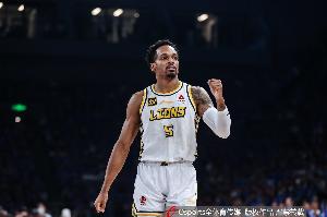 赶快调整状态！小巴里·布朗开局3中3后8连铁 半场11中3拿8分2助