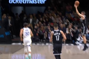 手感火热！8号秀杰明一节不到飙中3记三分 帮助篮网扩大领先