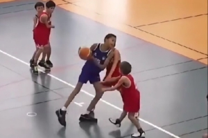 从小就锁定打NBA的孩子！9岁文班打球 在篮下予取予求