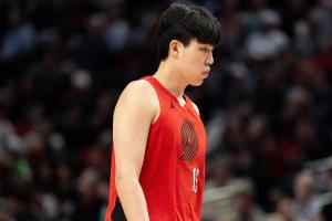 场均8.1分钟抢1.8板~造成杨瀚森在NBA篮板少的原因有哪些？