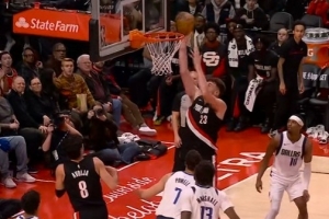 都打饱嗝儿了！克林根篮下连续吃饼 个人连得7分打停独行侠