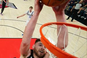 这手绝活值得学习~克林根29场合计狂揽130个前场板 高居联盟第一