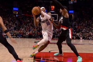 是个好防！布威突破造成乐福犯规 开拓者挑战成功拿回球权