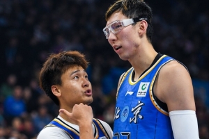 记者：赵睿周琦组合在国内优势很明显 抓紧换小外&别浪费豪华阵容