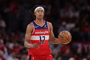 神来之笔！特雷·约翰逊中圈抢投三分 球压哨打板命中