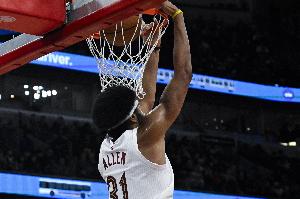 不惧文班！阿伦21中11砍下27分10篮板2抢断