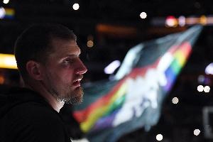 这球够骚！约基奇暗度陈仓送背后妙传 布朗杀入禁区打板命中