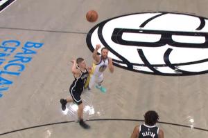 🙃库里2+1被取消 上篮被撞依旧打进 3+1再被取消 勇士还吃技犯