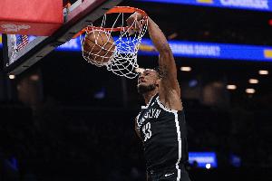 能攻善守！克拉克斯顿9中7拿到15分9板4助3断3帽 正负值+1