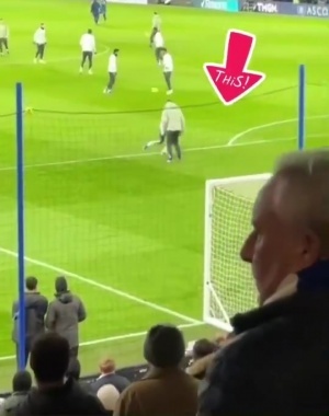 啊这……加纳乔与体能教练对决踩单车，后者几乎没动瞬间拦截皮球