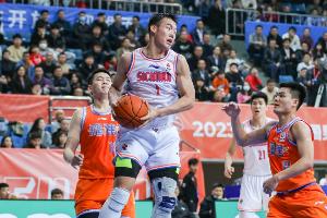 扛起进攻！景菡一半场9中6拿到17分 三分2中2