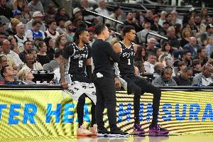 马刺VS骑士首发：文班亚马 巴恩斯 瓦塞尔 卡斯尔 福克斯