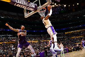 依旧能飞！詹姆斯40岁后出战61场完成扣篮68次 乔丹30场14扣