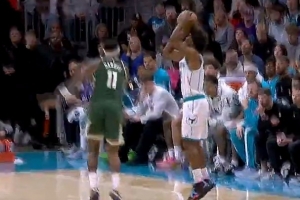 还真能扔进！黄蜂进攻打不出来 塞克斯顿拆炸弹干拔三分压哨命中