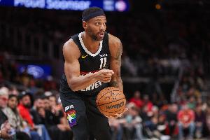 板凳匪徒！布鲁斯·布朗半场替补出战15分钟 6投全中拿下13分4板