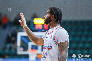 齐发力！半场克里斯贡献16分7板 珀赛尔也拿到16分