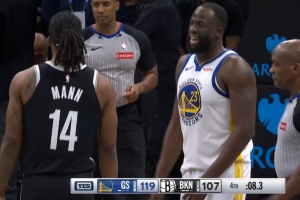 垃圾时间！追梦示意理查德出手！曼恩听到了！扑防送上2+1！