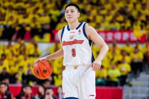 外线手感怎么就是找不回来！胡明轩三分11中2拿到8分5板6助