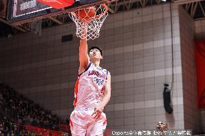 篮板得好好保护！徐昕半场3中2&罚球3中3拿到7分 仅拿到2板