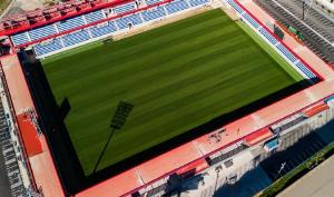 每体：巴萨公开训练课多名会员持票但被安保禁止入场，引发抗议