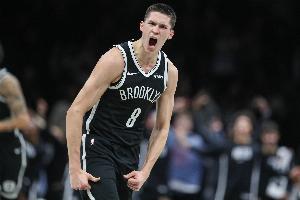 这场手感真火热！8号秀杰明底角三分还在进 个人第6记三分！