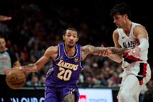 尼克·史密斯：与詹姆斯同场需要时刻阅读他的动向 观察防守策略