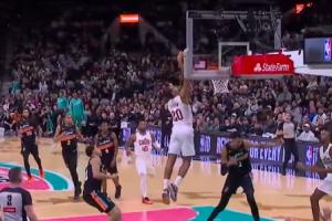 十佳球！米切尔不看人超远长传助飞泰森空接暴扣