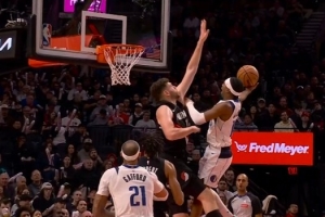 师从欧文？布兰登·威廉姆斯犀利突破 强硬对抗克林根潇洒上篮！