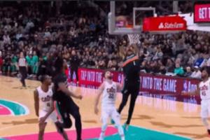 未来已来！卡斯尔反击打板助攻 文班超远滑翔起飞双手空接炸扣