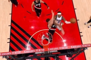 克林根来也得犯规！克林根贴防布威上篮被打成2+1