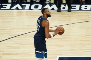 硬伤！戈贝尔造成犯规 但罚球三不沾&两罚全丢