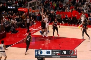 这也太硬了！加福德突破强硬对抗 暴起单臂大力隔扣克林根！