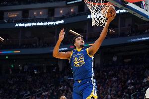 不浪费机会！勇士戴维斯半场4中4高效拿下9分3板2断2帽