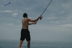 西蒙斯：很多人嘲笑我钓鱼爱好 他们不懂我从小海边长大我喜欢水