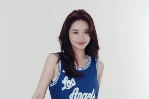 球衣还能这么拍！NBA女主播美娜穿偶像老詹球衣拍甜美写真