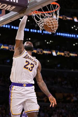 范德彪：詹姆斯在这个年纪还能保持如此巅峰水准 实在太不可思议