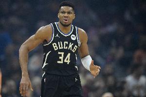 各种被包夹！字母哥半场出战12分钟 6中4拿到9分3助攻