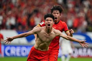 足球报盘点今年中国足球值得记住的球员：王钰栋、吴曦在列