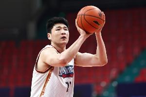 全队唯一上双！赵柏清半场7中4拿到10分1助攻