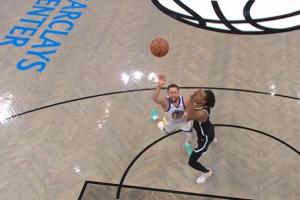 👀库里单挑克拉克斯顿 再次打进2+1！这次罚球没取消！