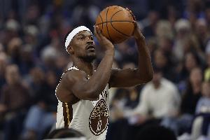 突然发力！巴特勒频频冲击内线 连投带罚独得11分